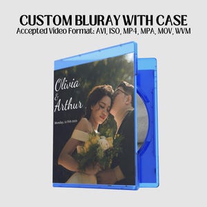 Peut inclure: Un boîtier Blu-ray bleu avec une photo de couple sur le devant. La photo montre une femme en robe blanche et un homme en chemise noire. Le texte "Olivia & Arthur" et "Lundi, 12 février 2023" est imprimé sur le boîtier.