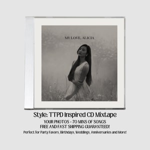 Pode incluir: Uma fotografia a preto e branco de uma mulher num campo de flores. O texto "MY LOVE, ALICIA" está no topo da imagem. O texto "Style: TTPD Inspired CD Mixtape" está na parte inferior da imagem. O texto "YOUR PHOTOS + 70 MINS OF SONGS" está abaixo do título. O texto "FREE AND FAST SHIPPING GUARANTEED!" está abaixo das informações da música. O texto "Perfect for Party Favors, Birthdays, Weddings, Anniversaries and More!" está na parte inferior da imagem.
