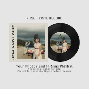 Pode incluir: Um disco de vinil de 18 cm com um rótulo preto e uma foto de duas pessoas em pé em frente a um carro. O disco é intitulado "Jem and Louie" e o texto "Your Photos and 14-Mins Playlist" está impresso abaixo da imagem. O texto "7 minutos de músicas por lado! Perfeito para aqueles que estão começando a colecionar discos" está impresso abaixo do título.