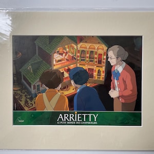 Originale Arrietty 2010 French Lobby Card Colore FOH Ancora montato e pronto per essere incorniciato 40 x 30 cm Casa delle bambole The Borrowers