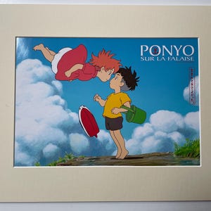 Originale Ponyo (Gake no Ue no Ponyo) Lobby Card francese FOH ancora montata e pronta per essere incorniciata 40 x 30 cm 1