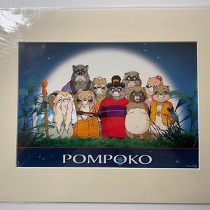 Originale Vintage PomPoko (Heisei Tanuki Gassen Ponpoko) French Lobby Card Colore FOH Ancora Montato e Pronto per Incorniciare 40 x 30 cm