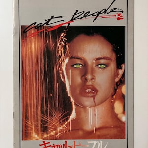 Puede incluir: Un cartel de película vintage de "Cat People" que presenta a una mujer con ojos verdes y un líquido rojo goteando de su boca. El título está en una fuente estilizada con texto japonés debajo.