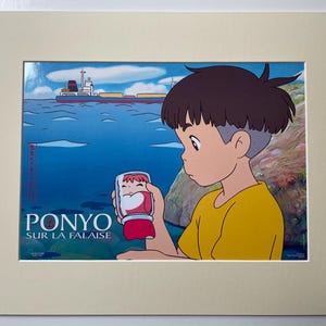 Ponyo originale (Gake no Ue no Ponyo) Lobby Card francese FOH ancora montata e pronta per essere incorniciata 40 x 30 cm 3