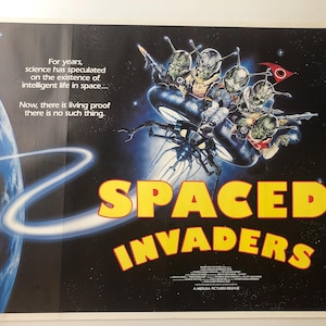 Może przedstawiać: Plakat filmowy do filmu "Spaced Invaders" przedstawiający statek kosmiczny z kilkoma postaciami kosmitów. Plakat ma czarne tło z niebieską i białą planetą w tle. Tekst "Spaced Invaders" jest w żółtych literach.