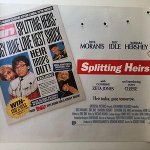 Könnte beinhalten: Filmposter für "Splitting Heirs" mit Rick Moranis, Eric Idle und Barbara Hershey. Das Poster enthält eine Schlagzeile und den Slogan "Heir today, gone tomorrow."