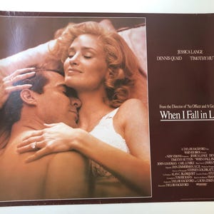 Puede incluir: Un cartel de la película "When I Fall in Love" con Jessica Lange, Dennis Quaid y Timothy Hutton. La imagen muestra a una pareja abrazándose. El cartel tiene un fondo burdeos con texto blanco, incluido el título de la película.