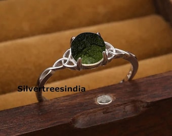 Anello in moldavite grezza: autentica pietra preziosa in argento sterling 925