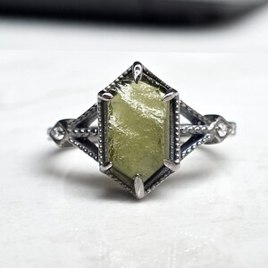 Handgemaakte sterlingzilveren moldavietring: Tsjechische meteorietsieraden