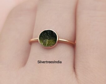 Anello in moldavite grezza: autentica pietra preziosa in argento sterling 925