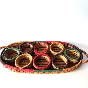 Vassoio porta bicchieri multicolore in vimini, paglia e rattan con manico Tiki barware
