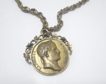 Cadena con medallón de coro antiguo/vintage con águila de Napoleón en tono de latón dorado