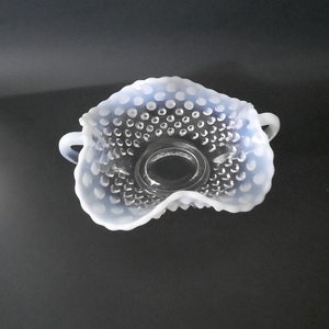Piatto in vetro ondulato vintage blu opalescente hobnail