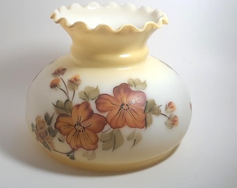 Pantalla de cristal opalino con decoración floral amarilla vintage pintada a mano