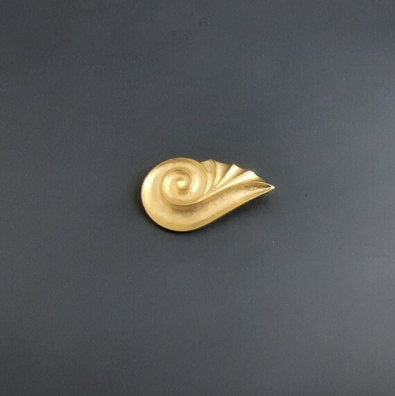 Vintage TRIFARI Gold Tone Pin Brooch - image 10