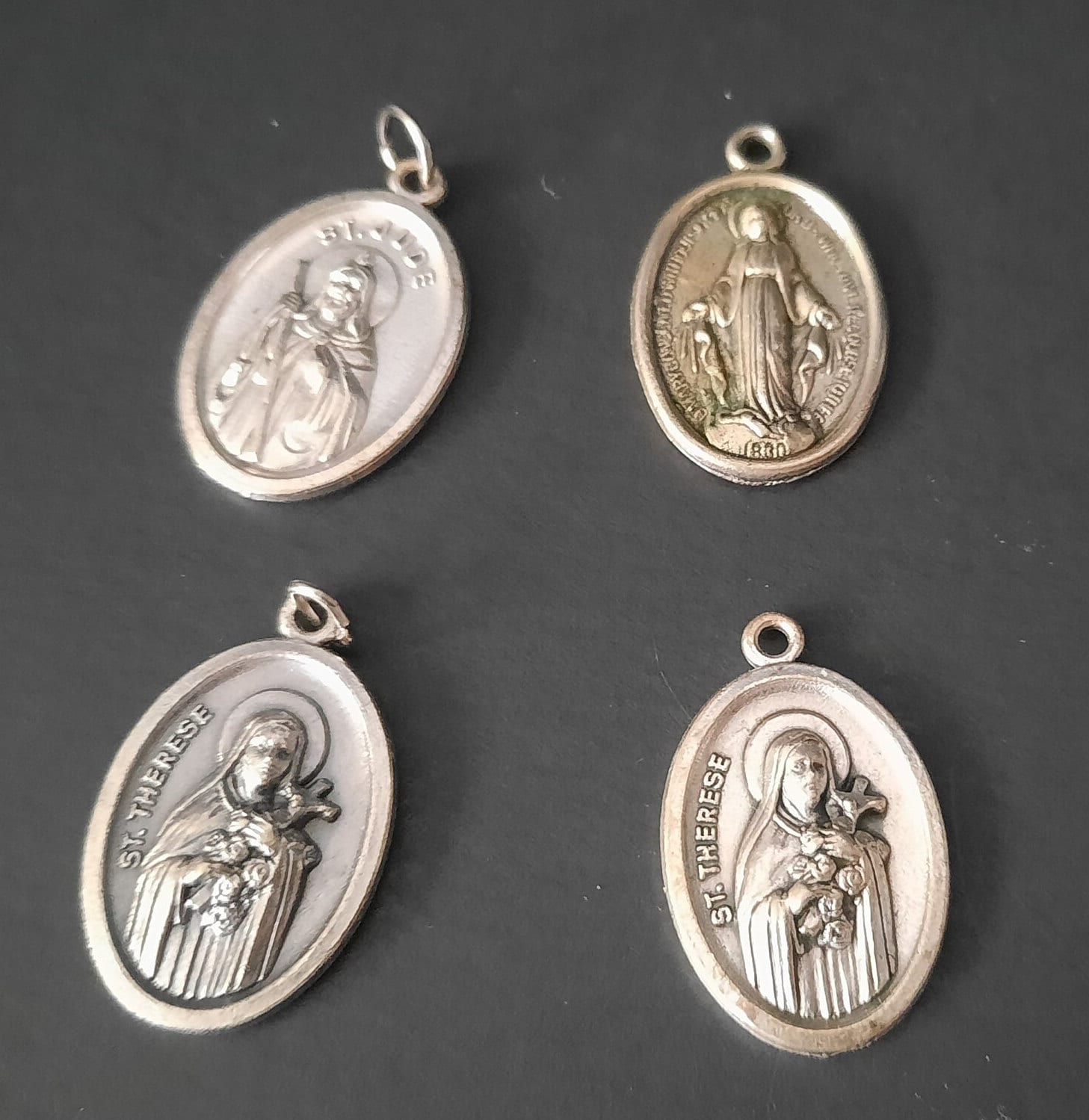 Médaille Plaque De Communion En Bronze Argenté - Sainte Thérèse - Signée Marcel Renard - 6.6x4.2 Cm