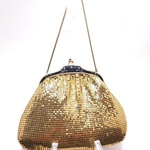 Borsa da sera vintage in maglia dorata di Whiteing And Davis