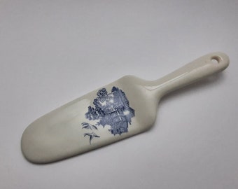 Vintage Blue Willow Porcelain Cake Server Blue and White Floral Utensil