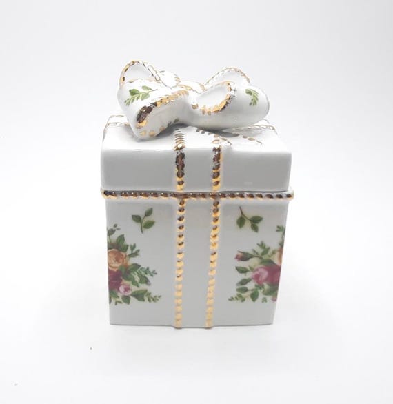 Vintage Old Country Roses 1962 Royal Albert Trinket Box With Bow