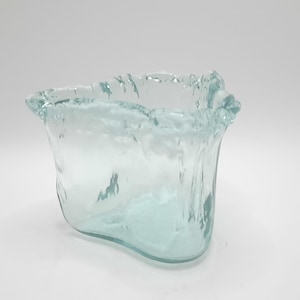 Jarrón de vidrio reciclado transparente verde en forma de corazón