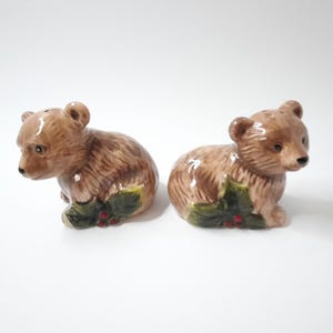 Saleiro e pimenteiro de Natal com urso marrom de cerâmica Holly Berry
