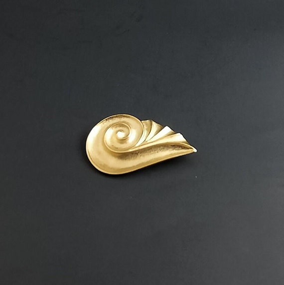 Vintage TRIFARI Gold Tone Pin Brooch - image 1