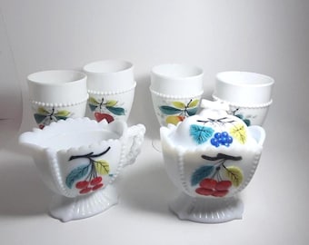 Juego vintage de vidrio opalino Westmoreland con diseño de cerezas: jarro para crema y azucarero con tapa y vaso/tazas a juego.