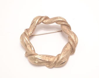 Broche vintage en tono dorado de Coro