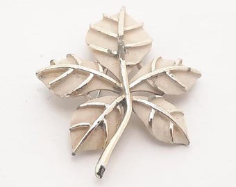 Broche de hoja blanca beige y tono plateado firmado CORO vintage