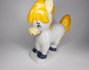 Estatueta de cavalo decorativa branca e amarela de cerâmica vintage