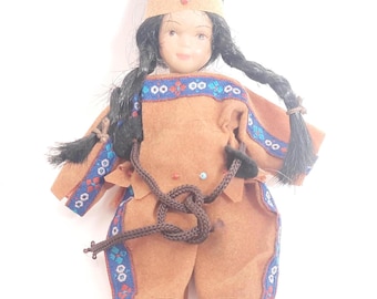 1960年代のヴィンテージネイティブアメリカン人形（革の衣装着用