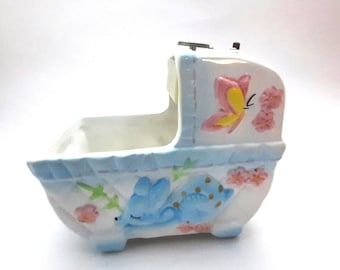 Vintage Keramik Kinderwagen Spieluhr Weiß mit rosa Blume Schmetterling und blauen Hase