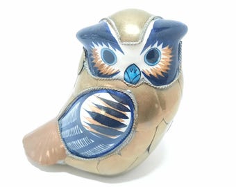 本の上に立つ真鍮製のフクロウの置物、緑のフェルト製の台座付き