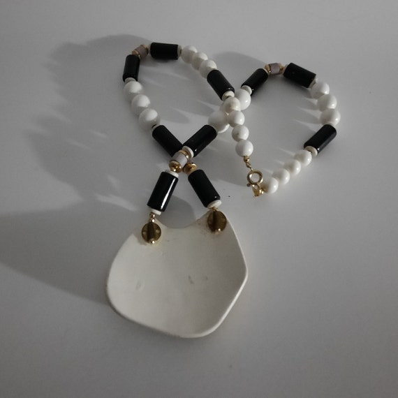 Vintage Black And White Beads Necklace With Large… - image 4