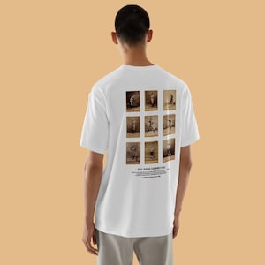 Op de afbeelding: Wit T-shirt met een vintage ontwerp van negen sepia-getinte honkbalspeler afbeeldingen. De tekst "OLD JUDGE CIGARETTES" is onder de afbeeldingen gedrukt. Het shirt is gemaakt van een zacht materiaal.