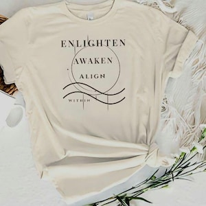 Camiseta Enlighten Awaken Align / Camiseta con tipografía espiritual minimalista