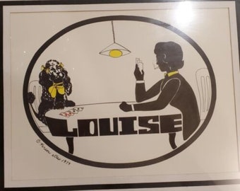 Op de afbeelding: Zwart-witte illustratie van een vrouw die aan een tafel zit met een zwarte hond. De vrouw houdt kaarten vast en de hond kijkt naar de kaarten. Op de tafel staat het woord "LOUISE" geschreven. De illustratie bevindt zich in een cirkel met de tekst "Priscilla Utler 1979" onderaan.