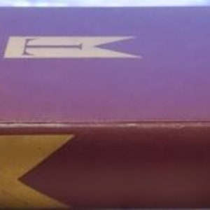 Könnte beinhalten: Ein burgunderfarbenes Hardcover-Buch mit goldfarbenem Rücken und einem goldfarbenen Titel, der "The Wayside Inn" von Samuel Hopkins Adams lautet.