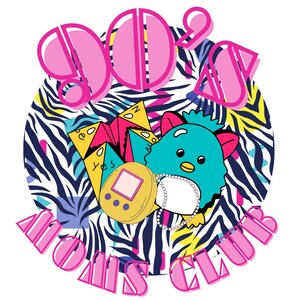 Könnte beinhalten: Eine rosa und blaue Grafik im 90er-Jahre-Stil mit dem Text "90's Moms Club" und Bildern eines Tamagotchis, eines flauschigen blauen Pinguins und eines bunten Papier-Orakelspiels im Origami-Stil.