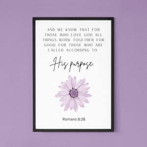 Romains 8:28 | Cadeau de pendaison de crémaillère | Verset biblique | Décor | Violet | Fleurs | Don de baptême | Art mural | Chrétien | Don religieux | Art biblique