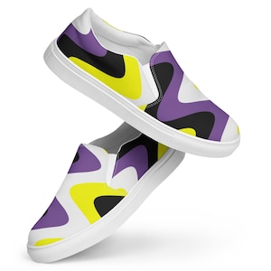 Puede incluir: Zapatillas sin cordones con suela blanca y estampado colorido. El diseño incorpora formas fluidas en amarillo, morado, negro y blanco. Los zapatos tienen punta redonda y perfil bajo.