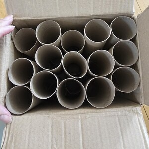 30 tubos de papel higiénico vacíos para manualidades ecológicas y reciclaje.