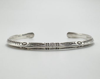 Bracelet fait main en argent gravé de motifs anciens, bracelet figures ethniques, bohème, ancien bracelet délicat en argent, bijoux anciens