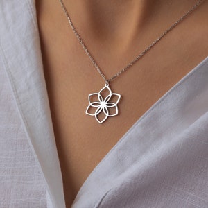 Collier elfique - Collier anneaux argentés - Collier fleur elfe - Bijoux terre elfe - Bijoux intermédiaire - Cadeau de demoiselle d'honneur - Cadeau de Noël