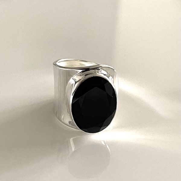 Onyx Ring mit ovalem facettiertem Stein Offener Ring Natürlicher Schwarzer Onyx Ring Größenverstellbar Ring 925 Silber Massiv Breit
