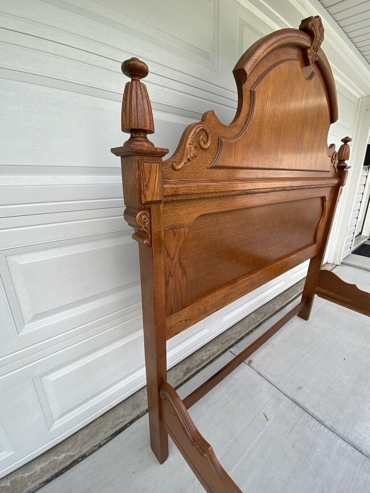 Lexington Furniture Victorian Sampler Collection Mansion Queen Size Bed