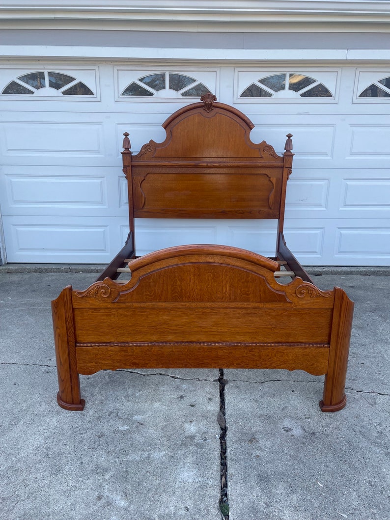 Lexington Furniture Victorian Sampler Collection Mansion Queen Size Bed