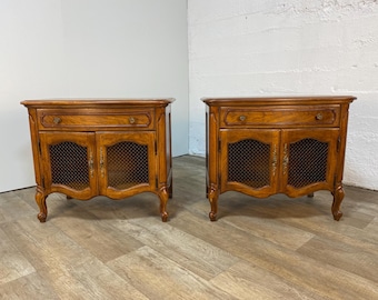 Thomasville French Luois Style Serpentine Front Pair of Nightstands