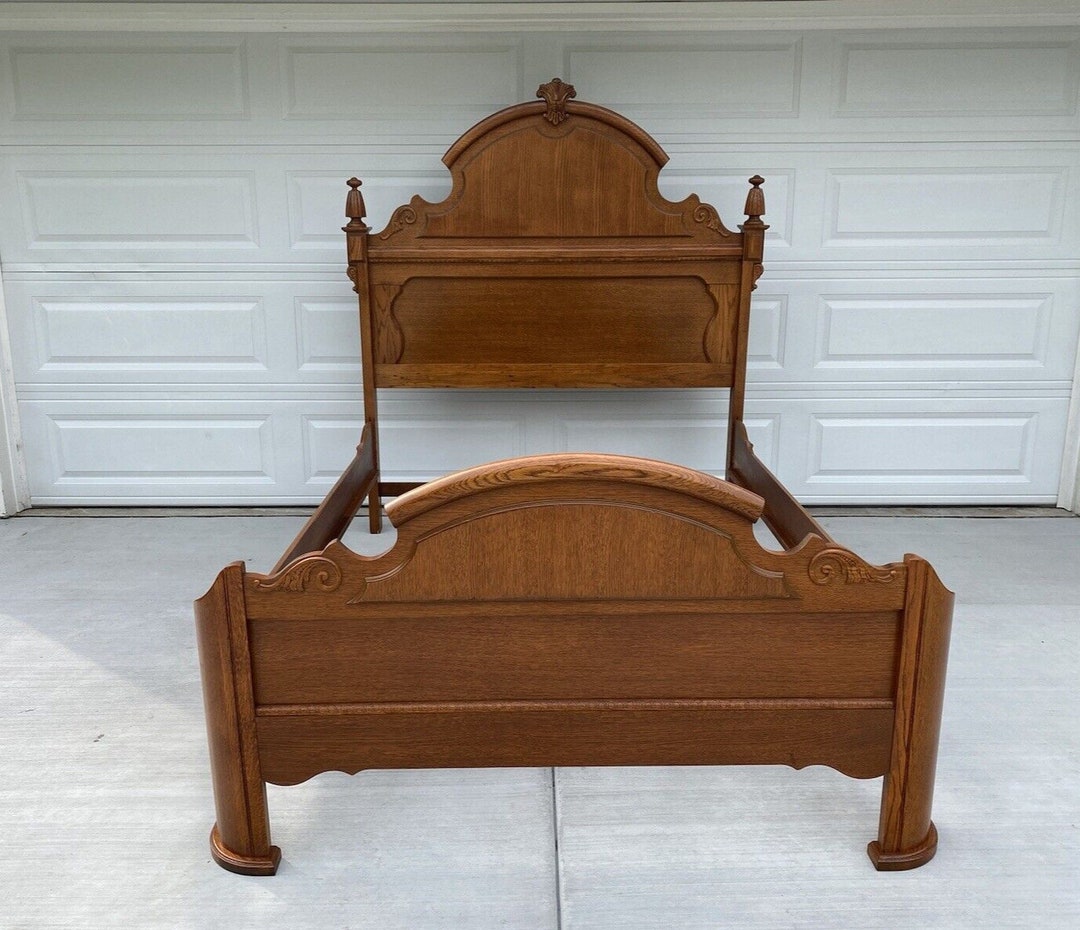 Lexington Furniture Victorian Sampler Collection Mansion Queen Size Bed