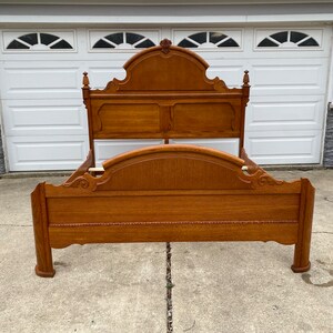 Lexington Furniture Victorian Sampler Collection Mansion King Size Bed